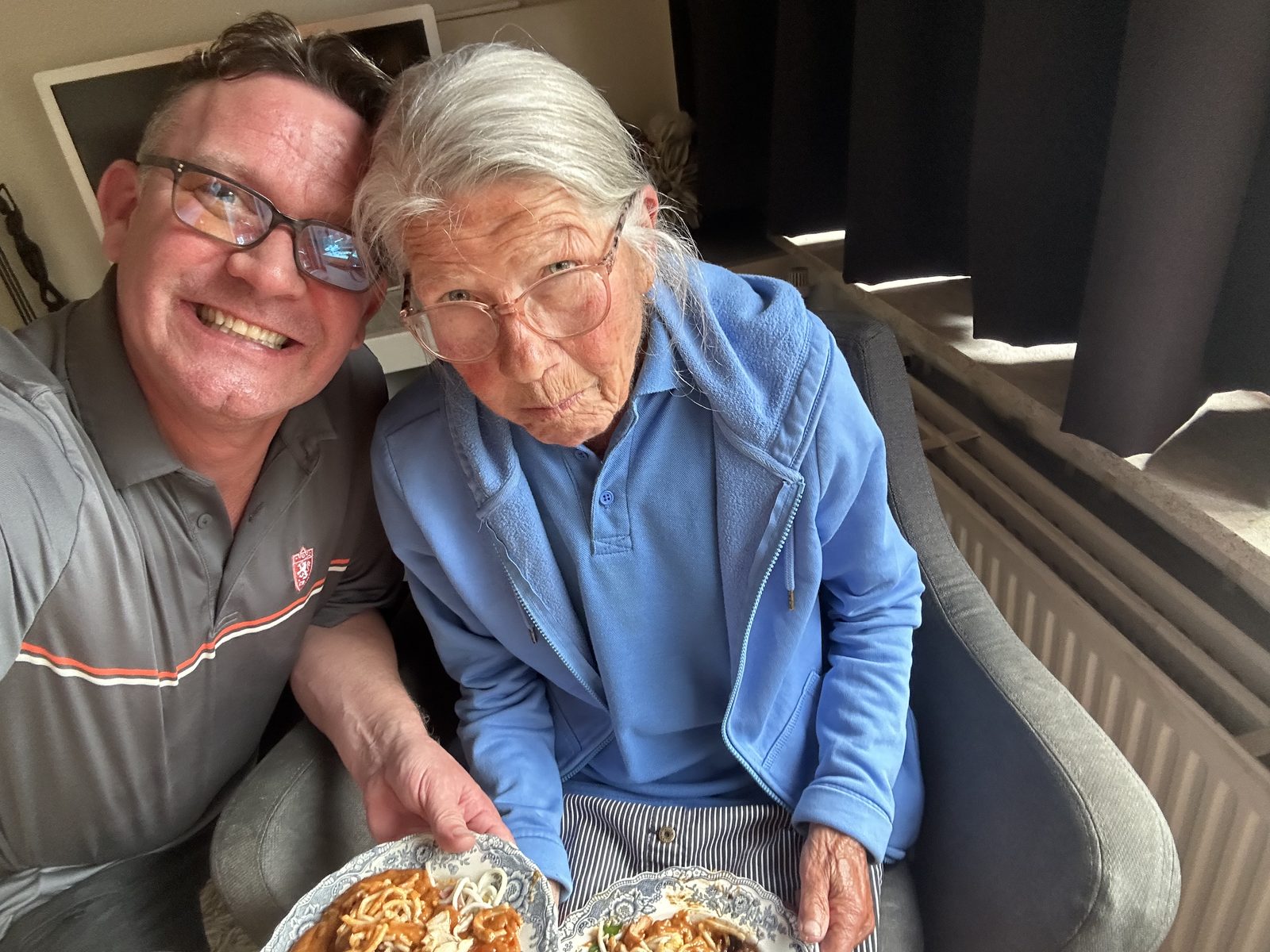 Jasper en zijn moeder Trudy samen thuis.